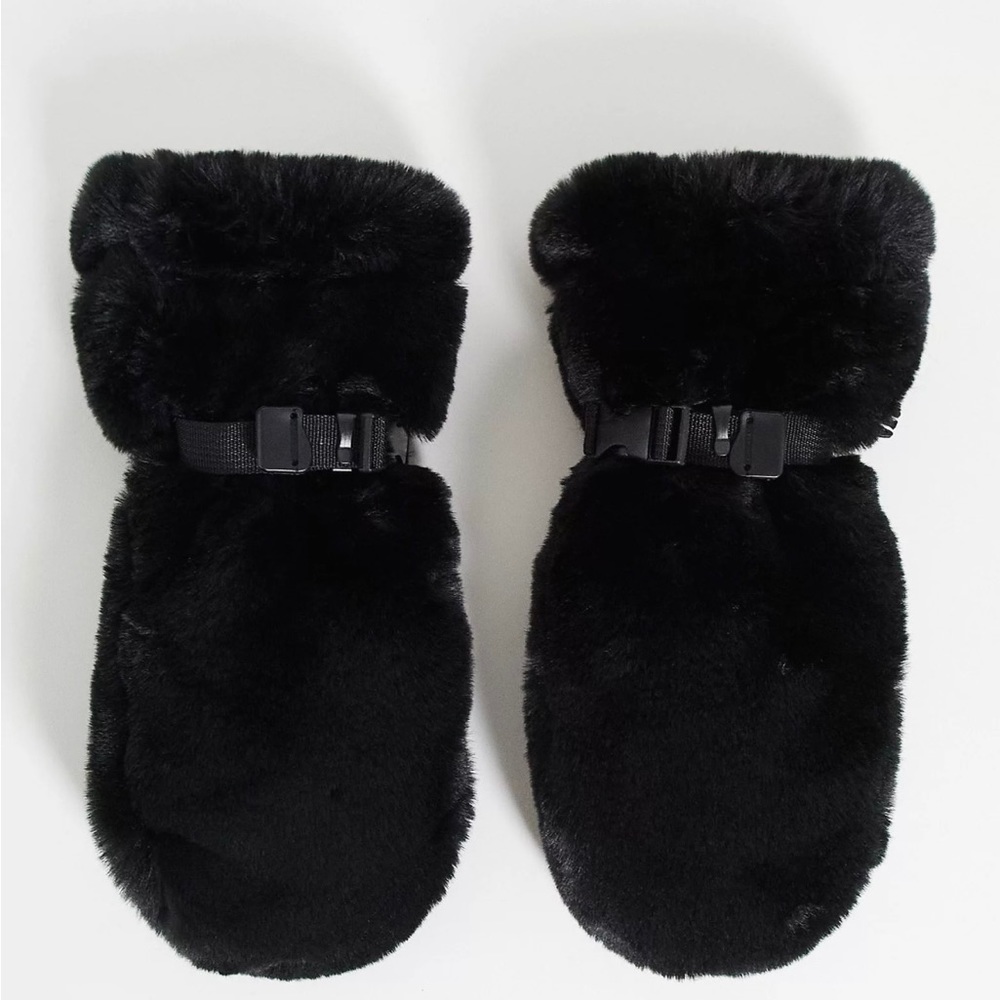 *BRAND NEW* Women Asos fur mittens.